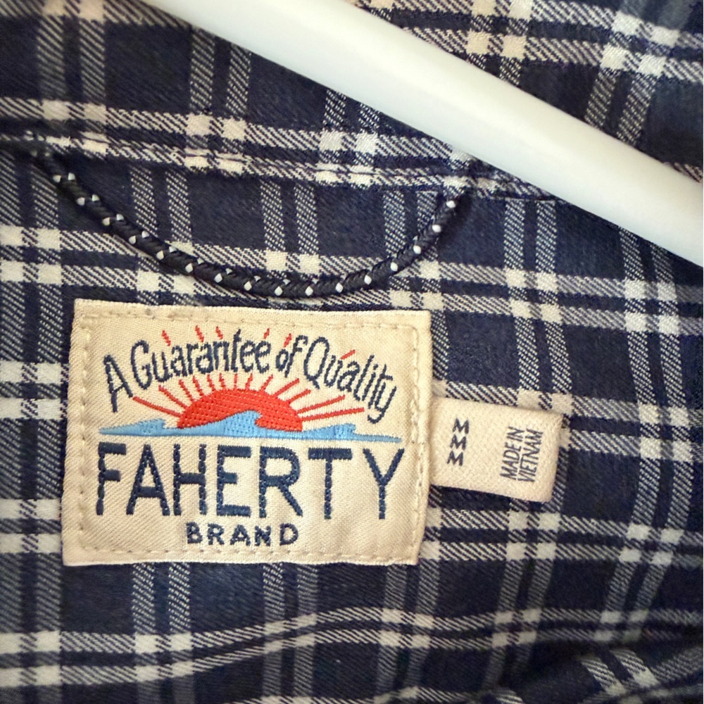 Faherty Navy and White Check Plaid Casual Shirt Movement Medium Mens Button Down - Picture 3 of 3